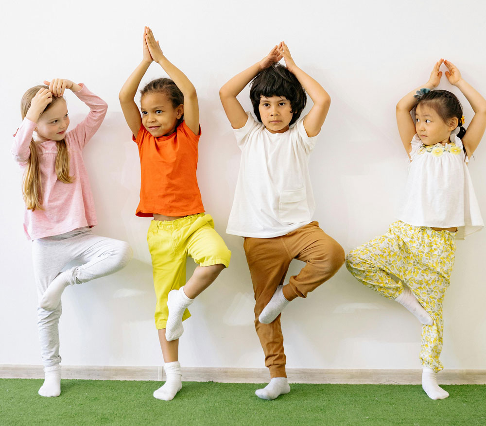 Enfants en équilibre sur un pied Enfants en équilibre sur un pied