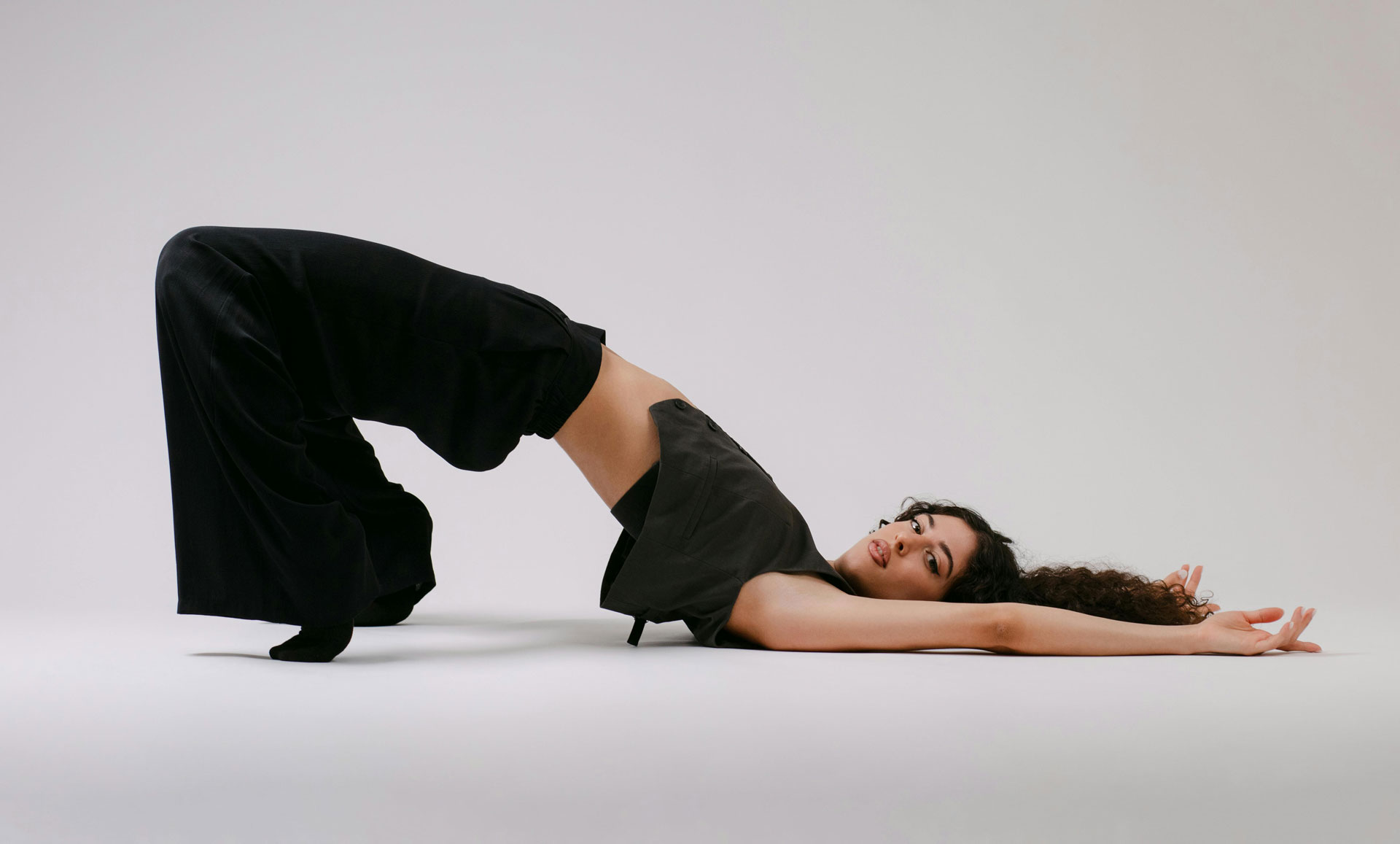 Femme qui fait du Yoga au sol Femme qui fait du Yoga au sol