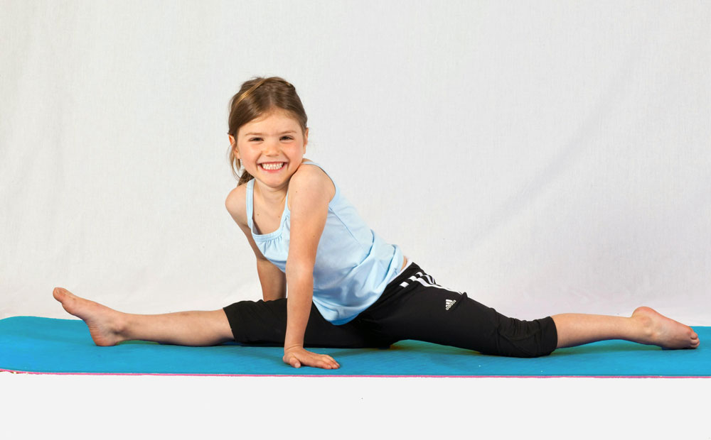 Petite fille sur un tapis de Yoga Petite fille sur un tapis de Yoga
