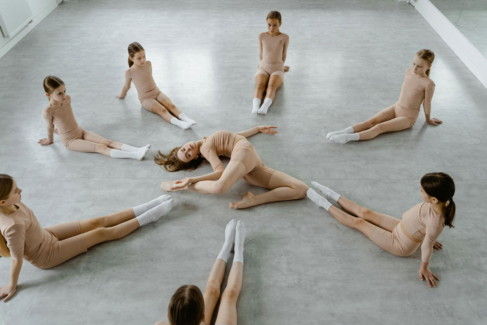Groupe de jeunes filles qui font du Yoga Groupe de jeunes filles qui font du Yoga